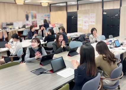 九州コンサルティング営業室は、福岡、久留米、北九州、熊本の4都市に展開。総勢約170名が働いており、各拠点にてワンポイント研修を実施、好事例を共有しています。