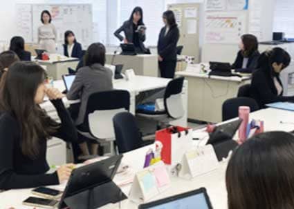 広島コンサルティング営業室は、広島、岡山、山口の3都市に展開。総勢約120名が働いています。チームリーダーを中心としたチームごとの席順で、コミュニケーションがとりやすく、アットホームな雰囲気のオフィスです。
