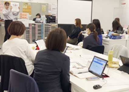 静岡コンサルティング営業室は2016年4月に設立された新しい営業室。総勢約30名のメンバーです。メンバー全員の年齢が近いため、職場はいつも和気あいあい。和やかでチームワークの良いところが自慢です。